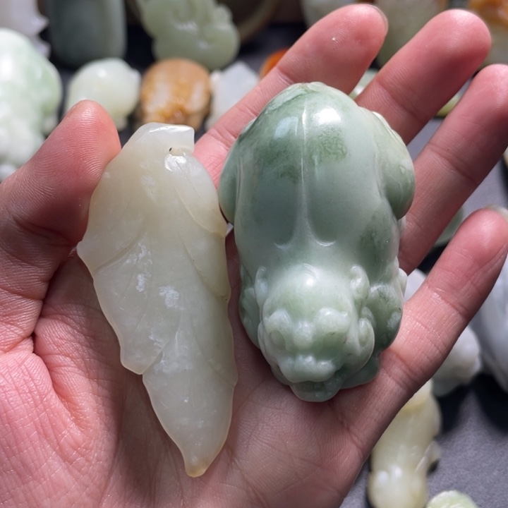 一***周和田玉未镶嵌颈饰