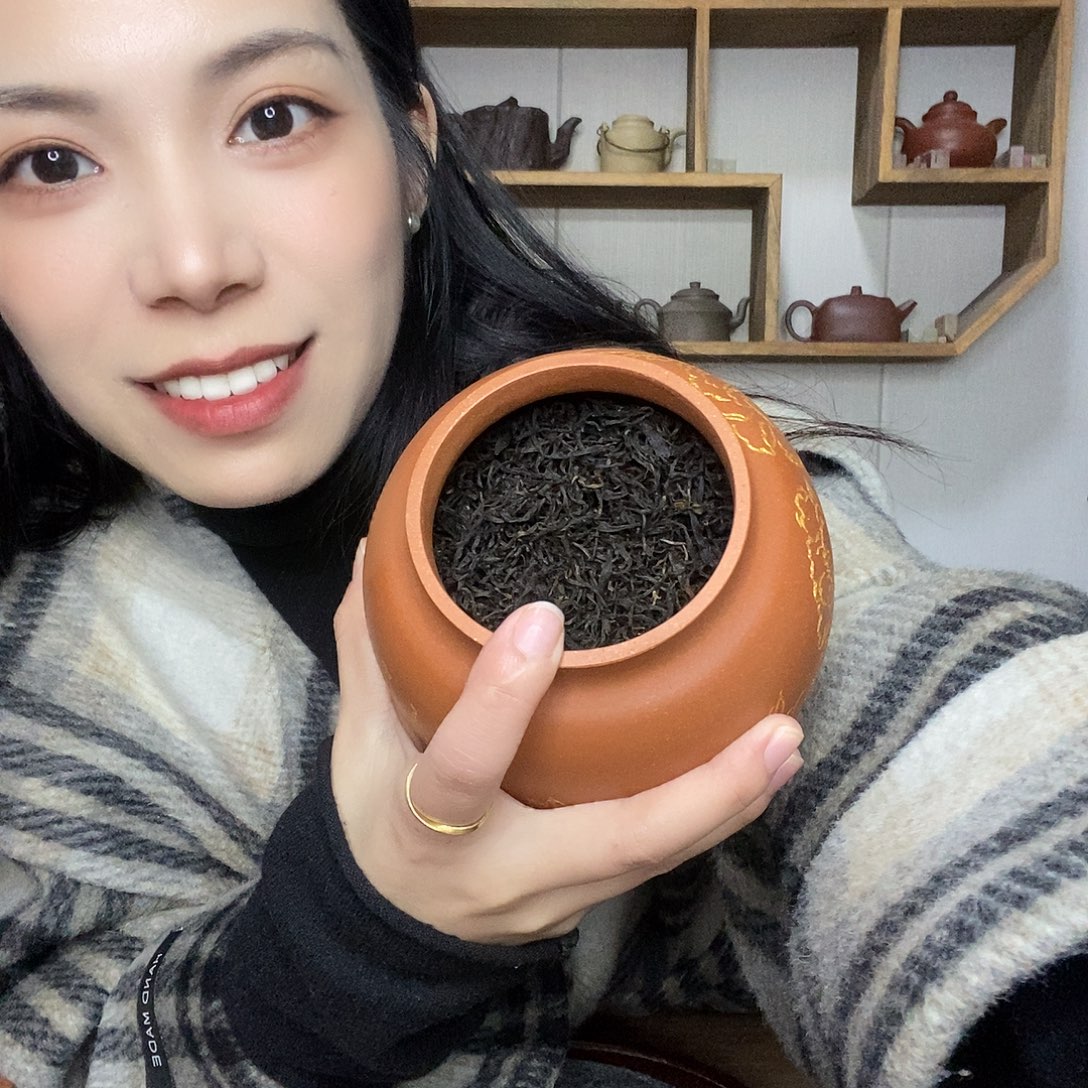雨***石茶壶紫砂半斤红。    