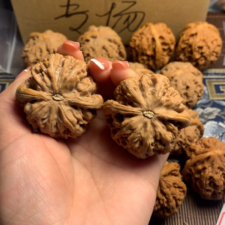 吊坠文玩核桃小*粗筋