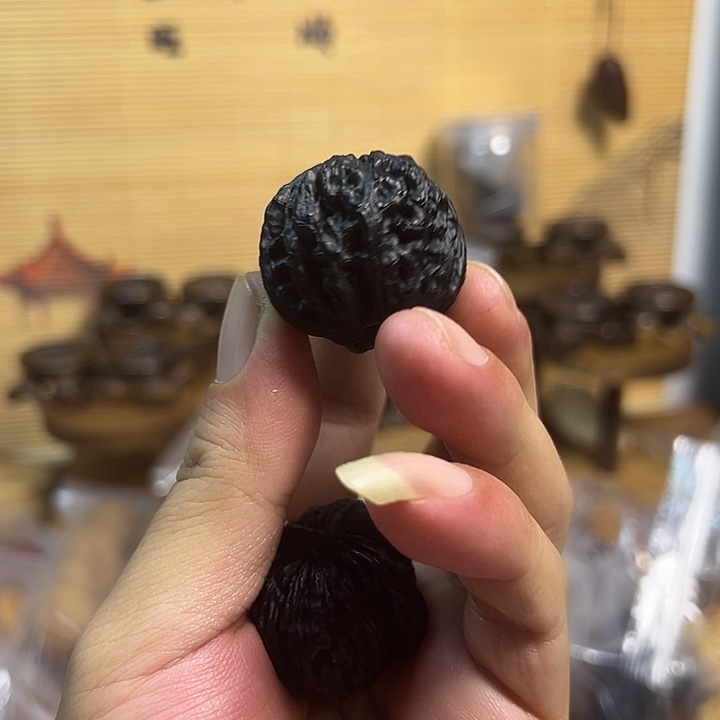 文玩核桃吊坠地焖