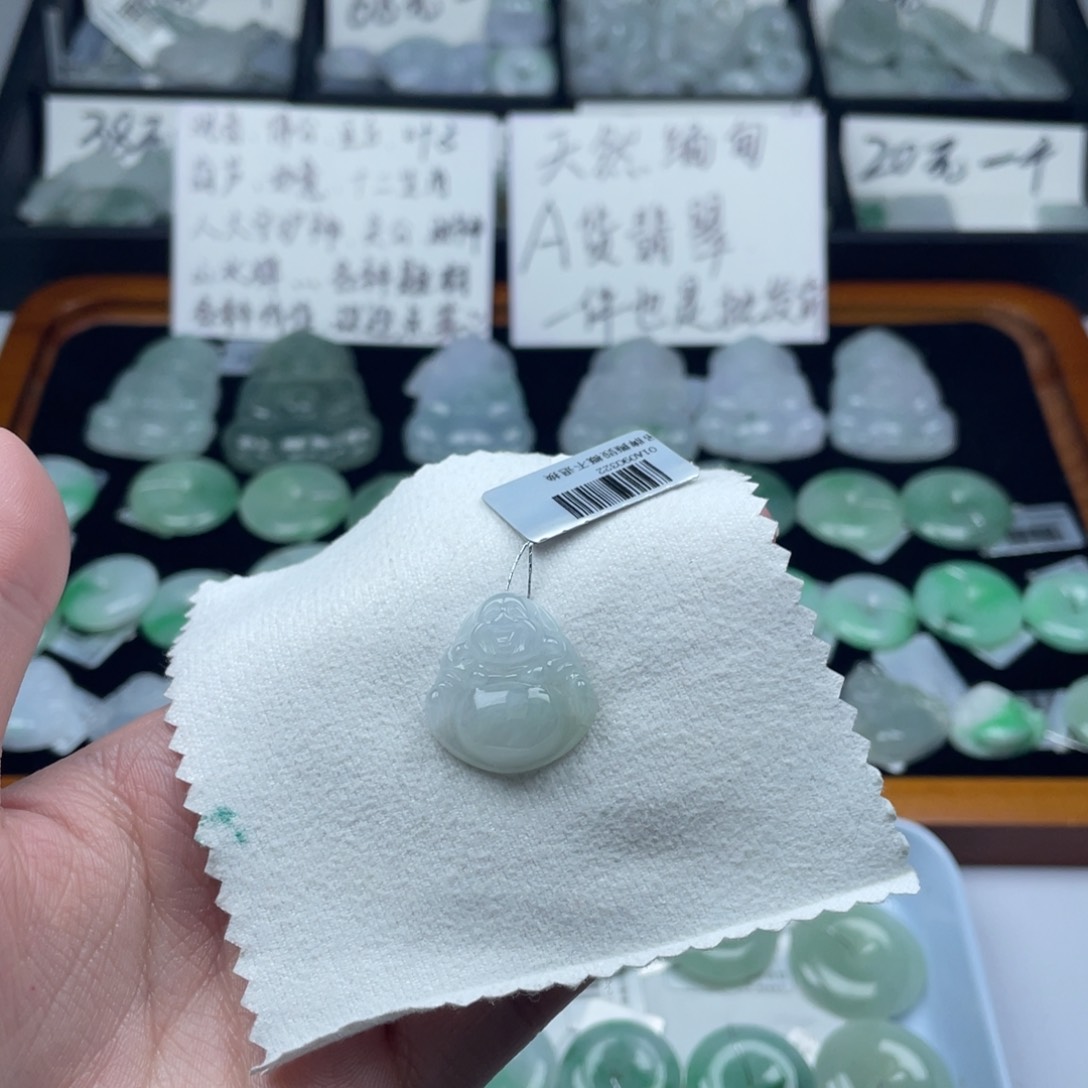 翡翠颈饰未镶嵌佛公