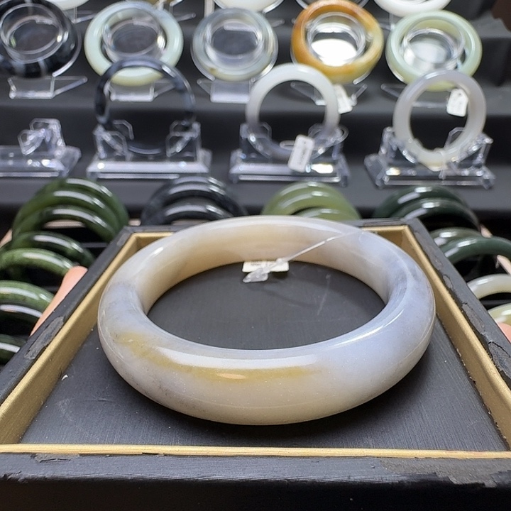 和田玉未镶嵌手镯