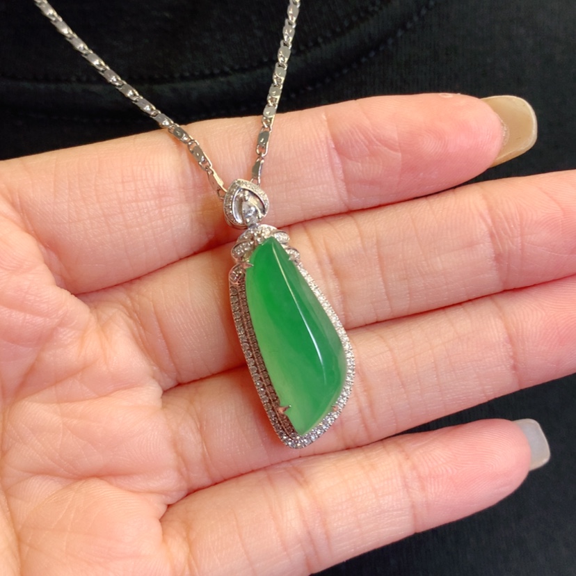 【闪购商品】颈饰18K金镶嵌翡翠随形戒面