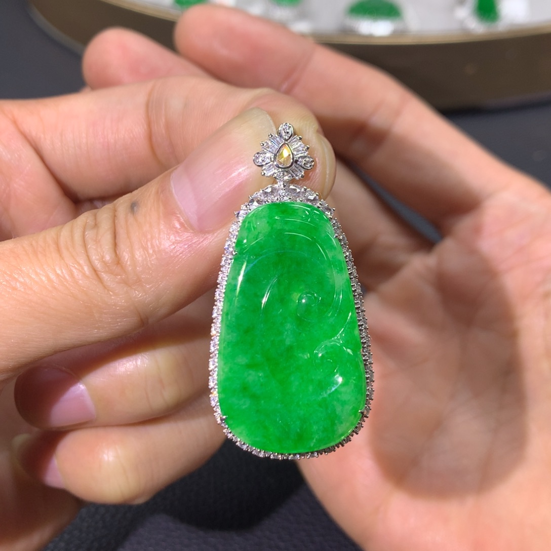 翡翠颈饰18K金镶嵌翡翠