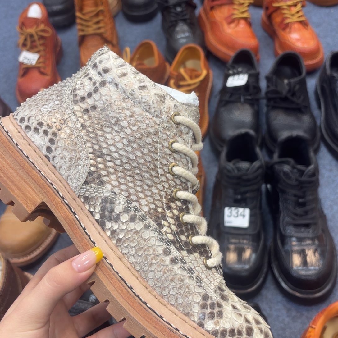 杰***米牛皮蛇皮短脸白胚色39码