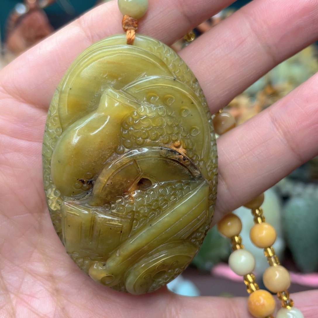 蛇纹石玉颈饰未镶嵌