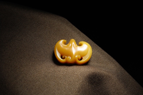 【福到了蝙蝠背云】缅甸黄玉配饰，尺寸：22×14.6×8.2mm，重量：3.8g