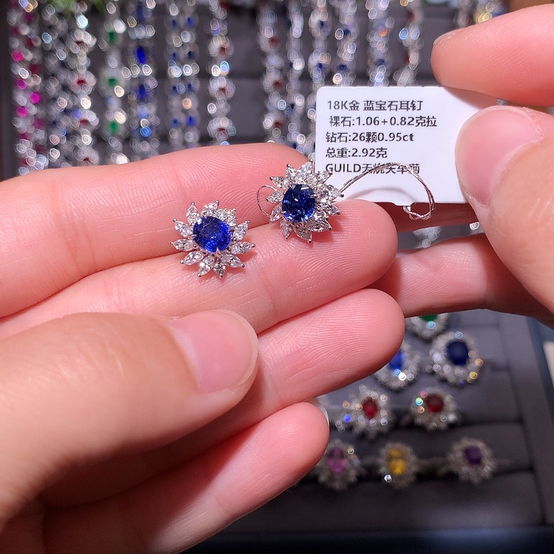 蓝宝石耳钉18K金镶嵌