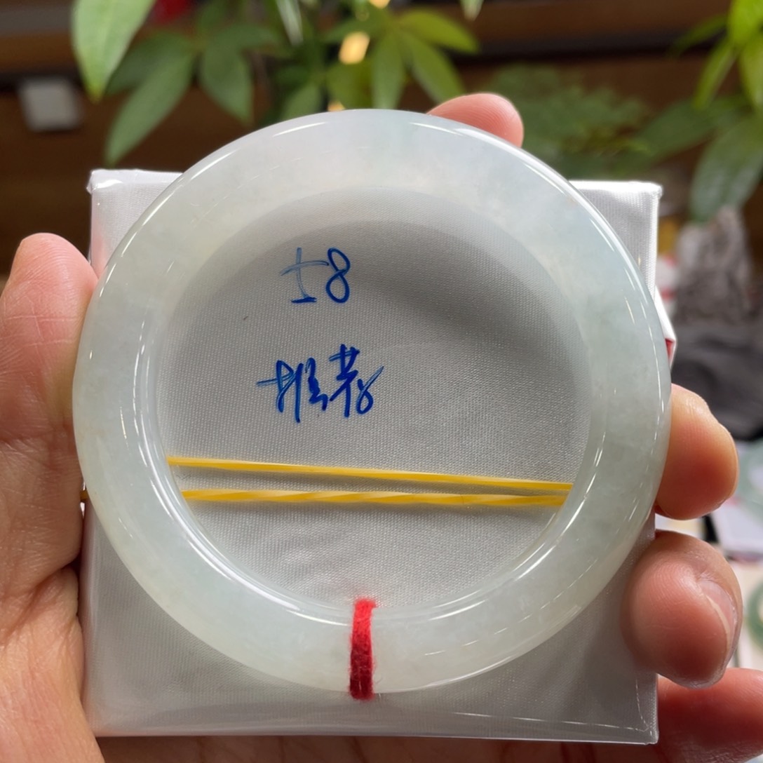 翡翠手镯未镶嵌翡翠