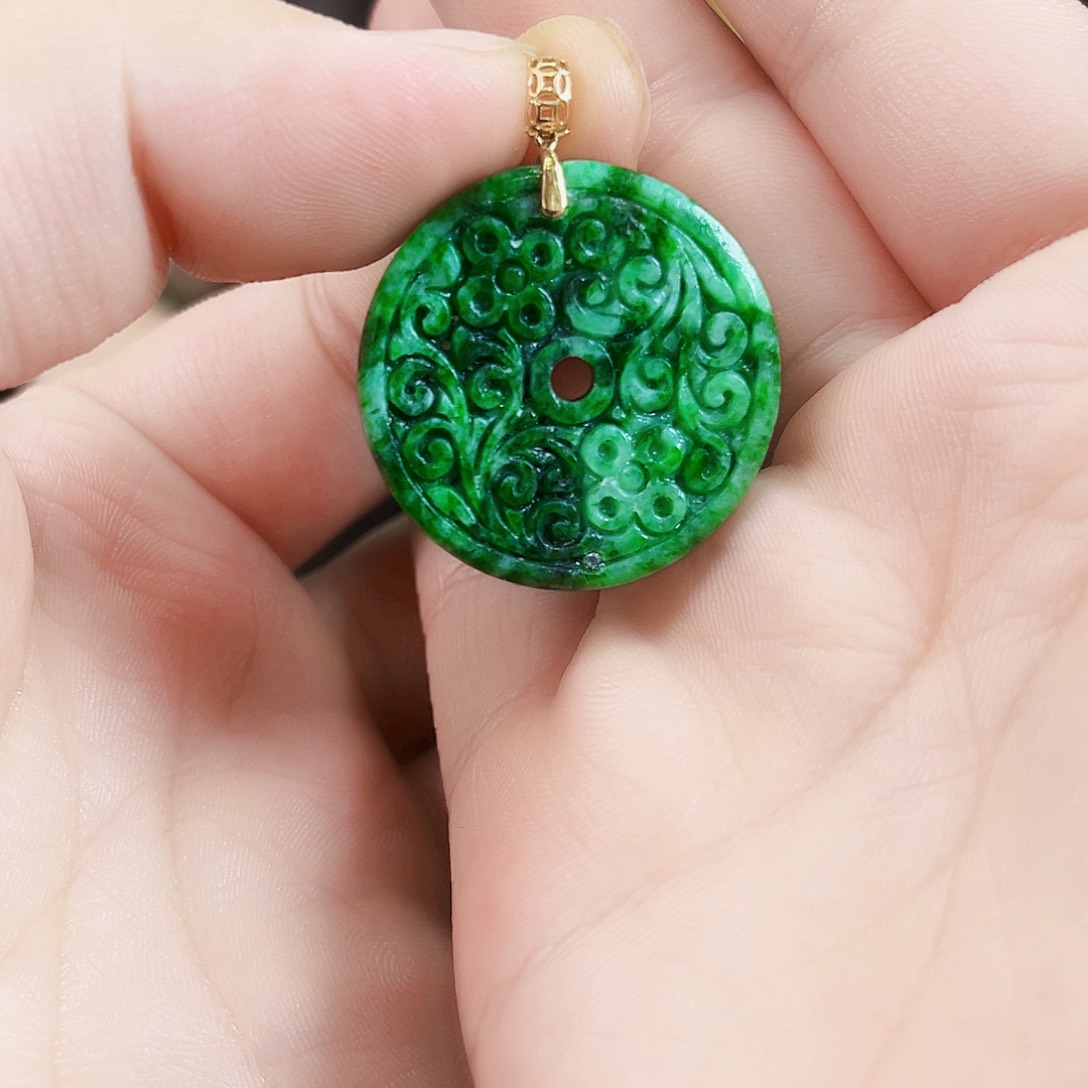 翡翠18K金镶嵌颈饰吊坠