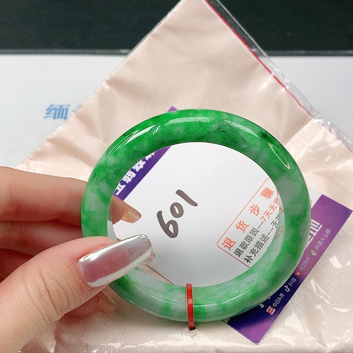 翡翠手镯未镶嵌翡翠手镯