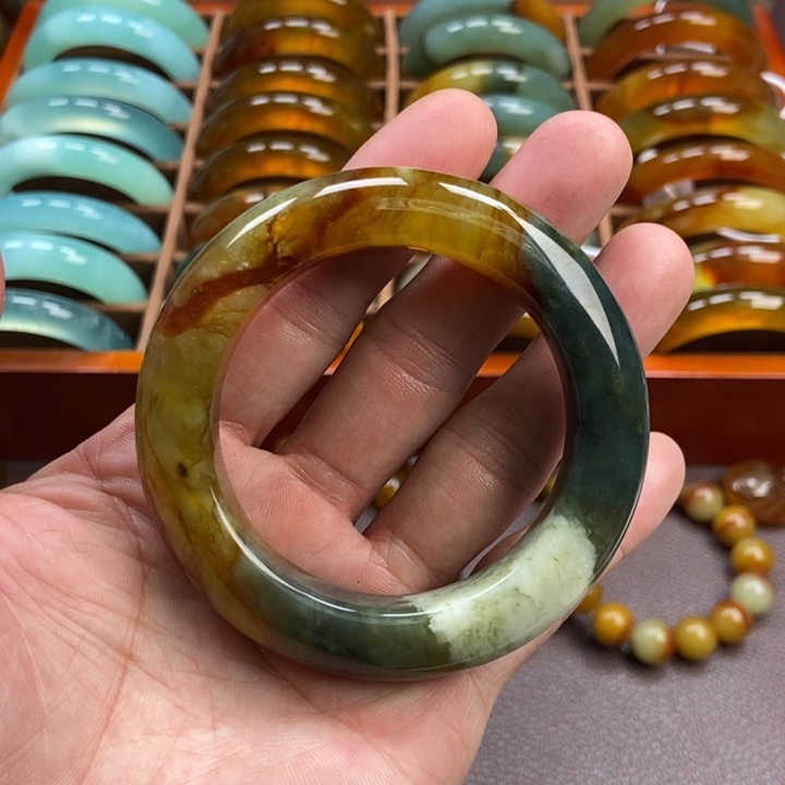 蛇纹石玉手镯未镶嵌晚***梨