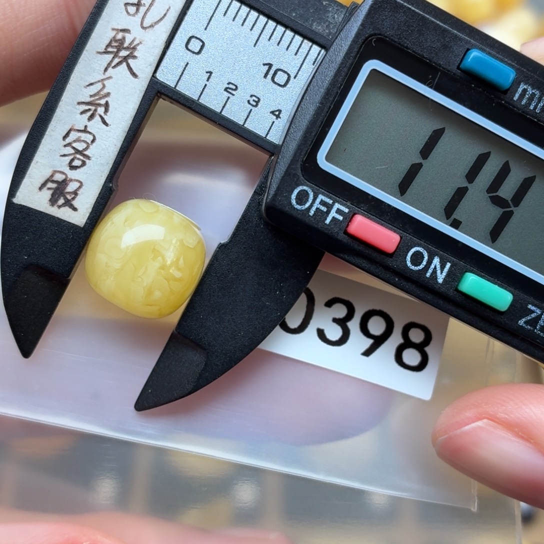 偉***偉琥珀未镶嵌裸石蜜蜡