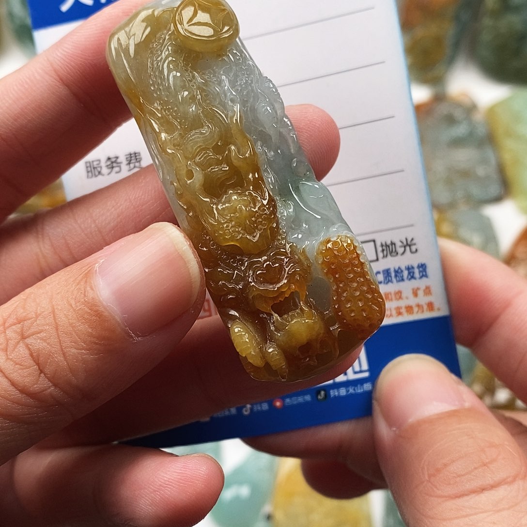 翡翠未镶嵌颈饰龙