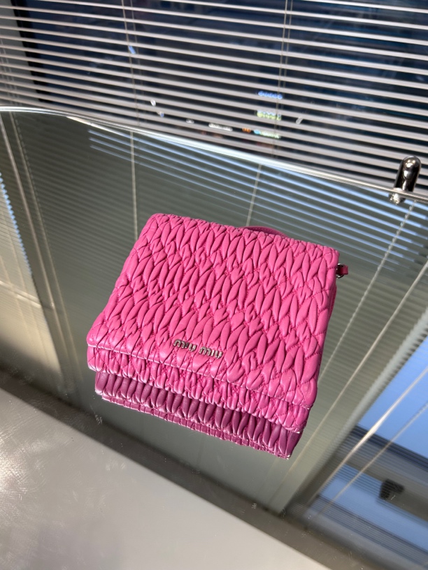 95新 MIU MIU/缪缪 芭比粉褶皱斜挎包
