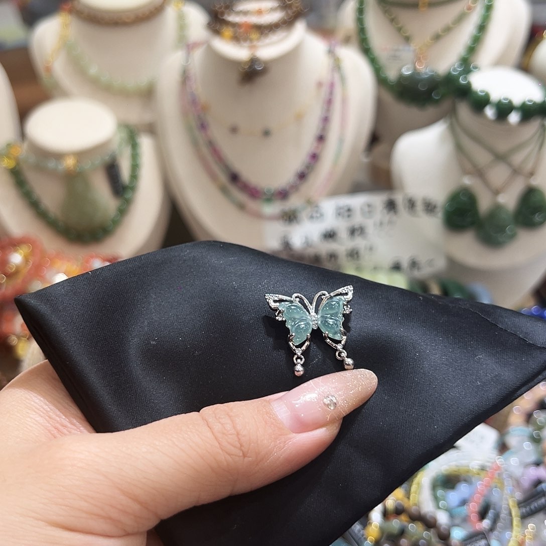 颈饰未镶嵌翡翠兔**宝