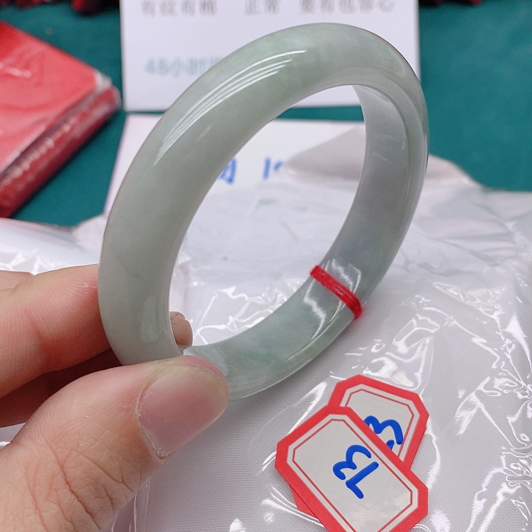 翡翠手镯未镶嵌。**~733333333