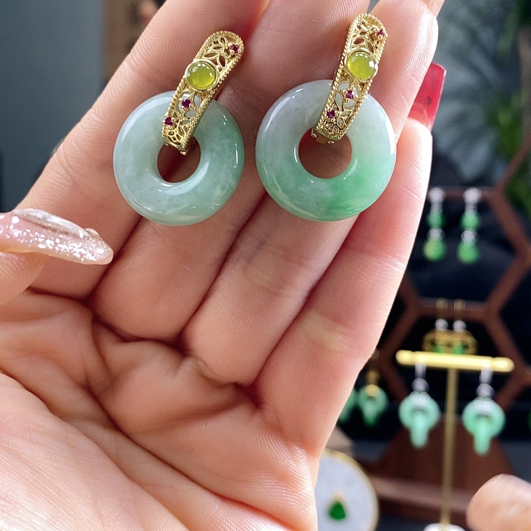 翡翠耳饰未镶嵌翡翠