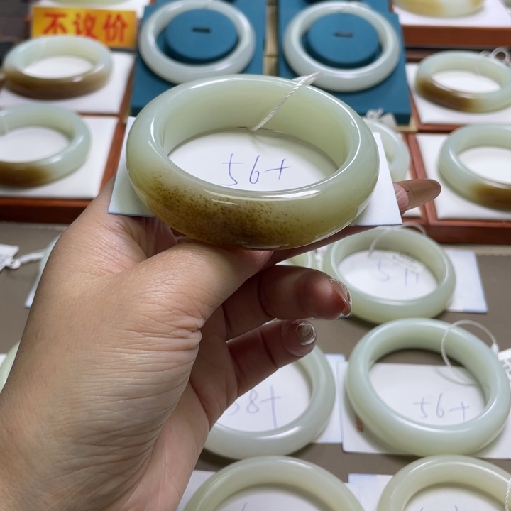 和田玉手镯未镶嵌