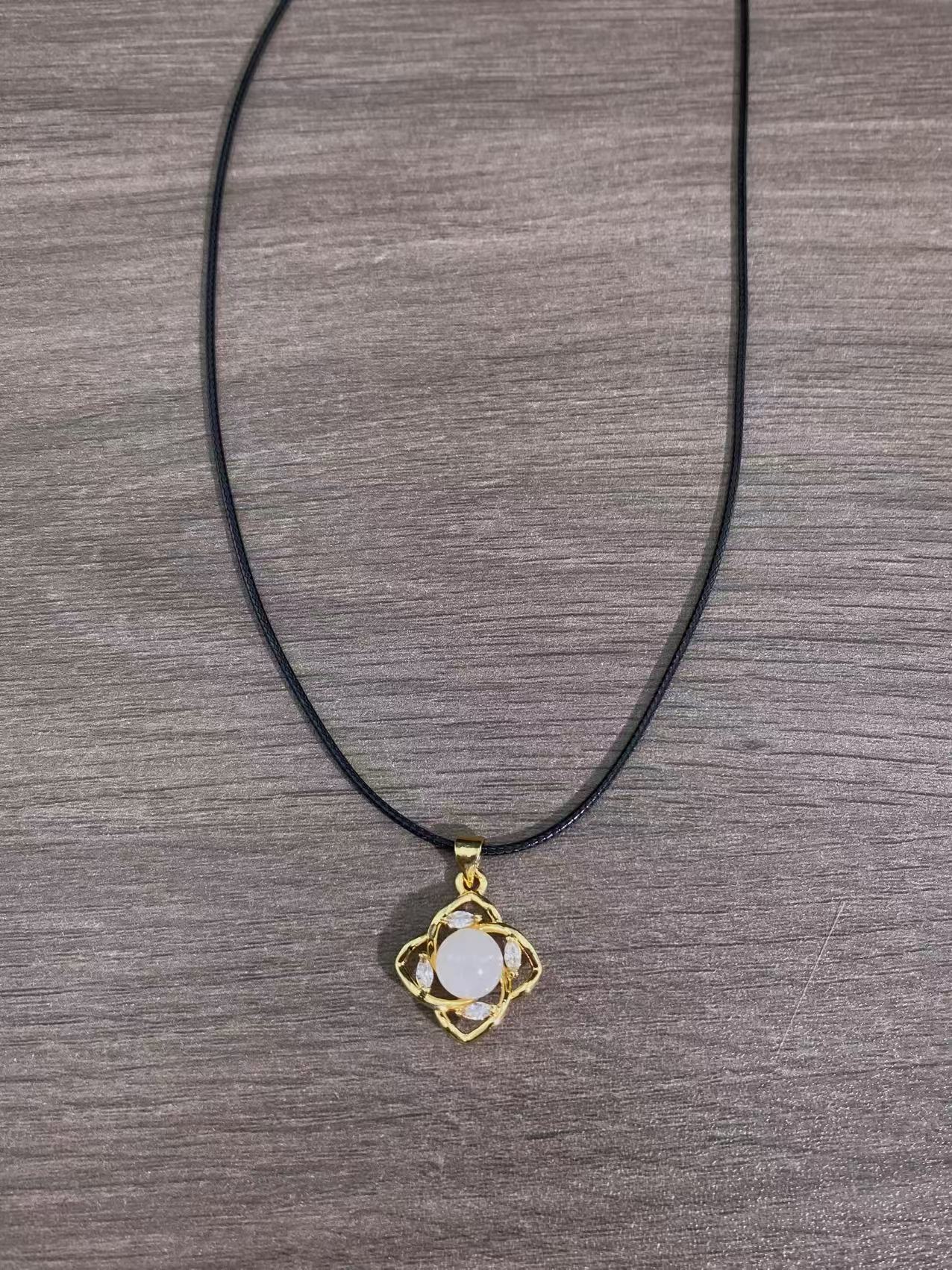 天然和田玉镶嵌圆珠吊坠 82