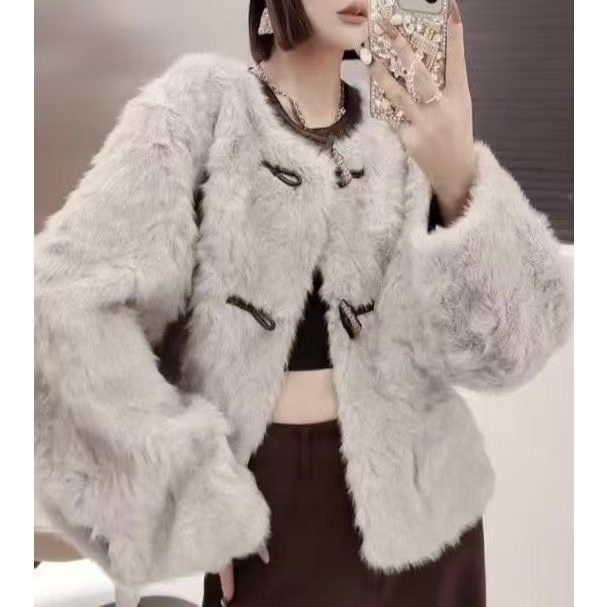 2025小湖洋时尚小香风马蹄袖皮毛一体外套气质百搭休闲款