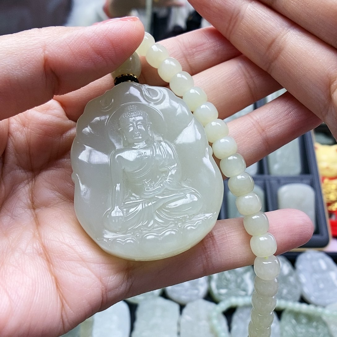 和田玉颈饰未镶嵌。*