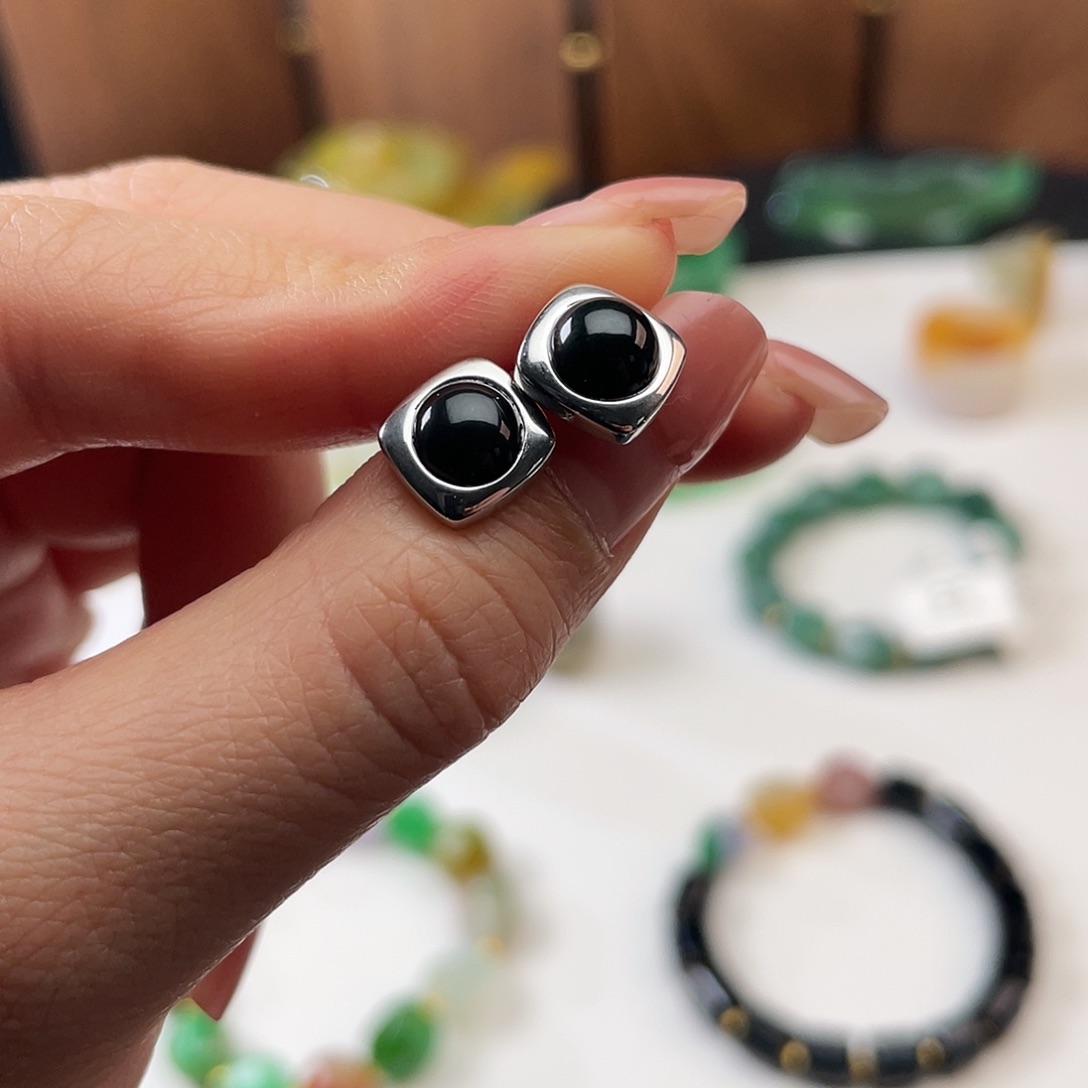 翡翠18K金镶嵌耳饰墨翠极简耳钉