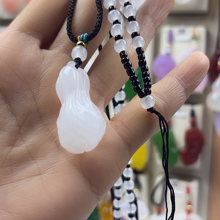 三***政石英质玉未镶嵌颈饰