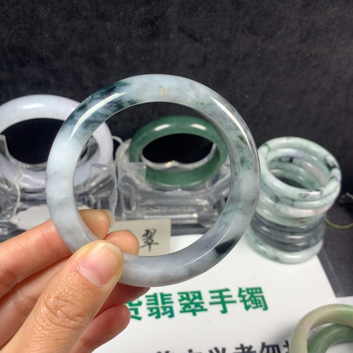 翡翠未镶嵌手镯13号。56.9圈