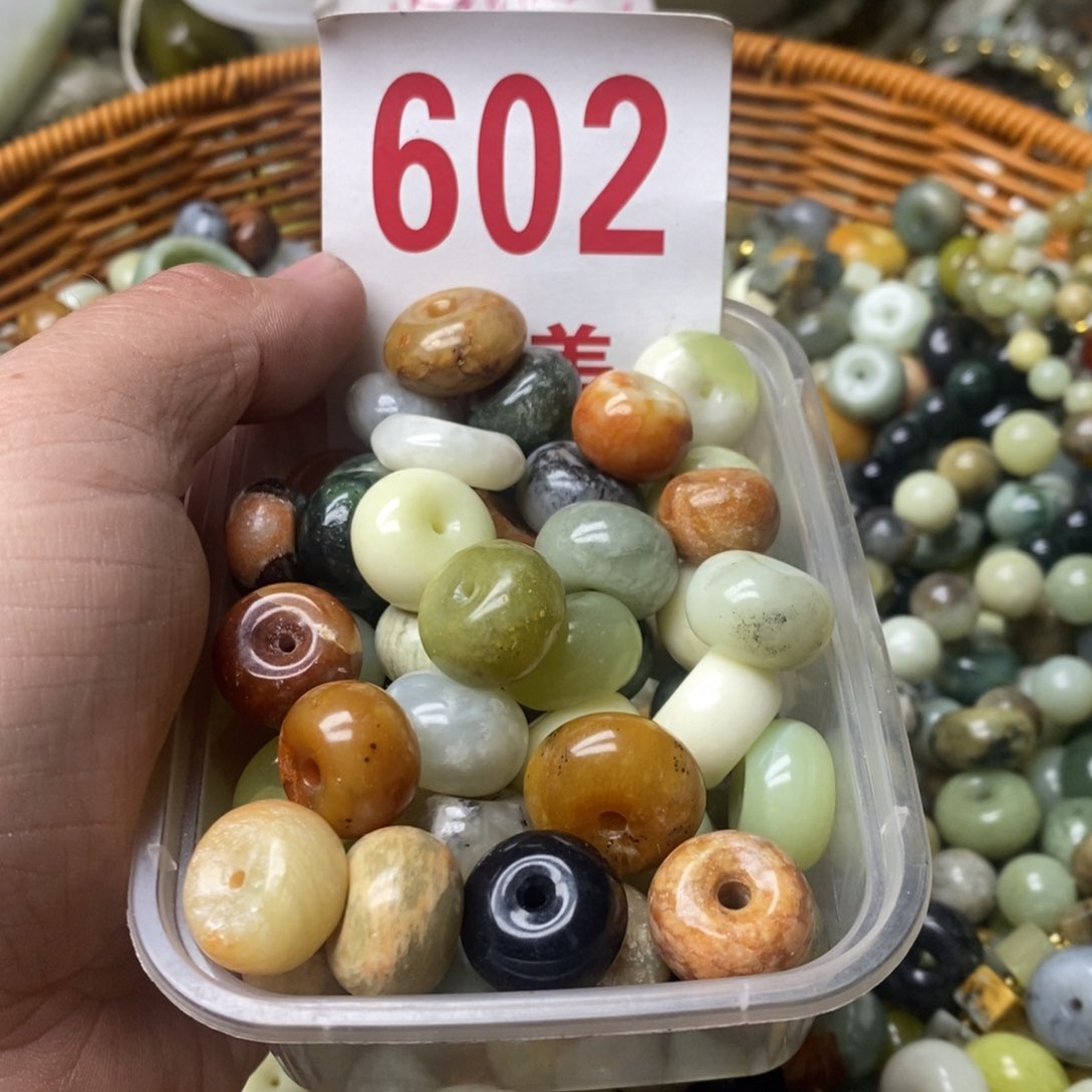 蛇纹石玉挂坠未镶嵌