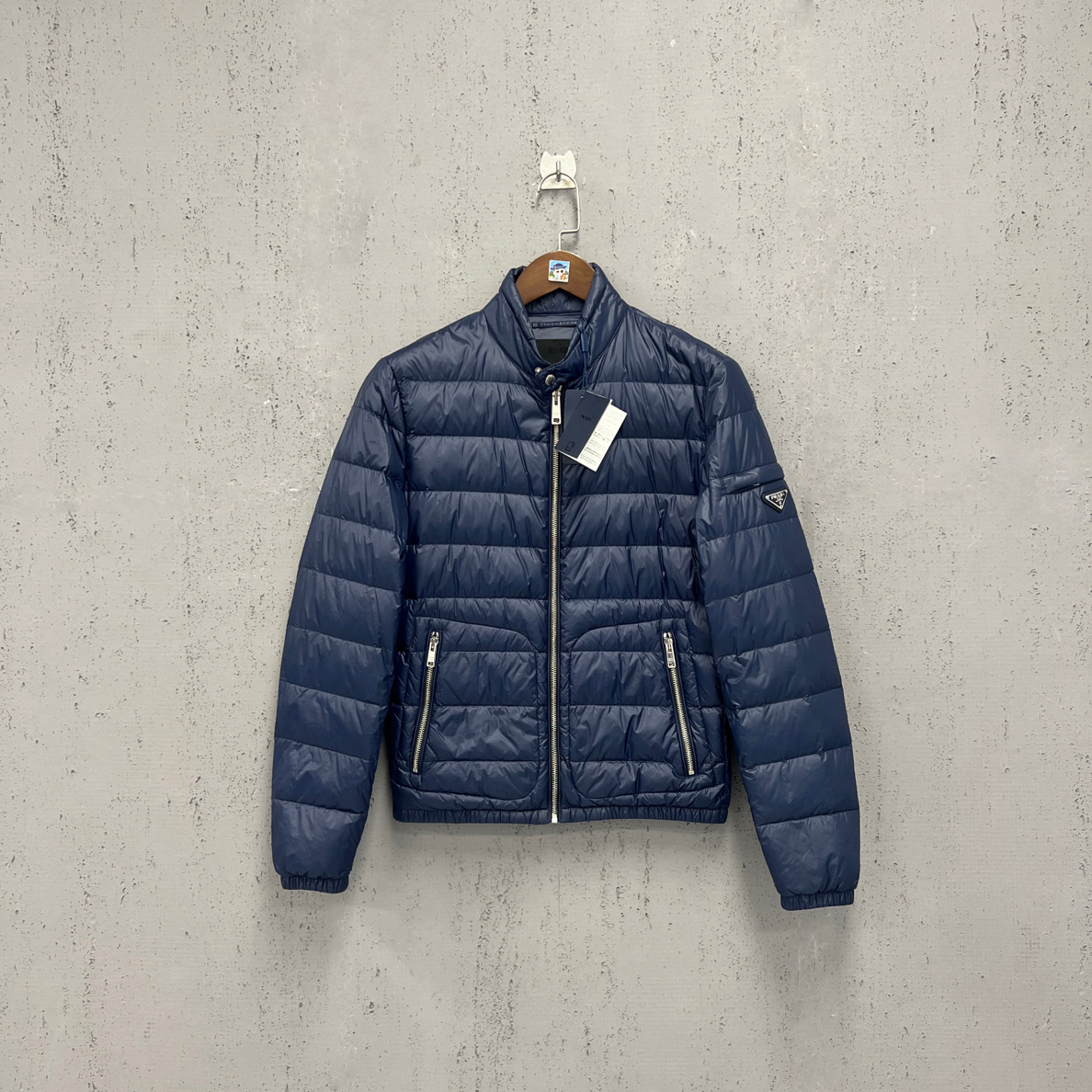 99新 Prada/普拉达 prada藏蓝色手臂三角标薄款羽绒服46码