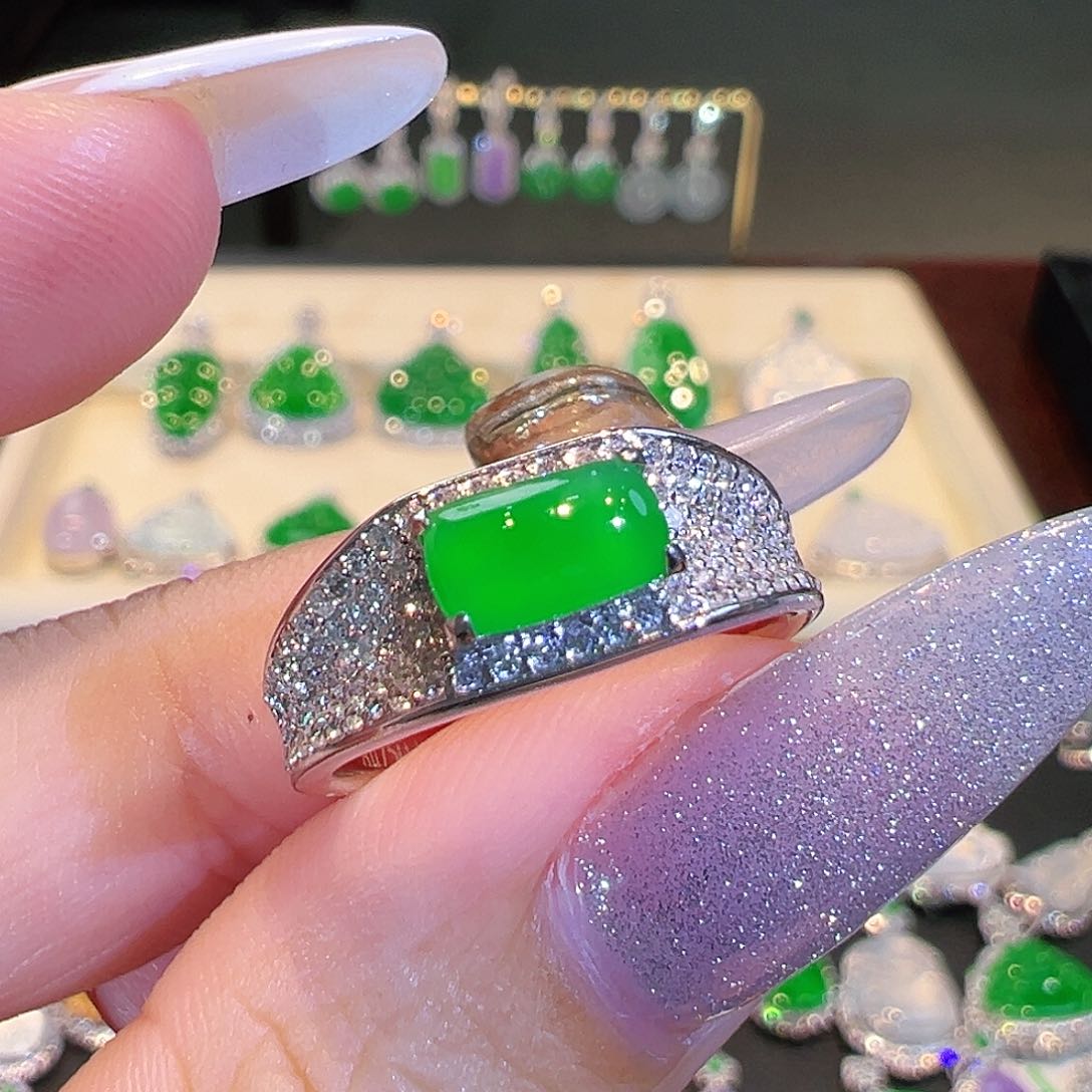 翡翠戒指18K金镶嵌翡翠