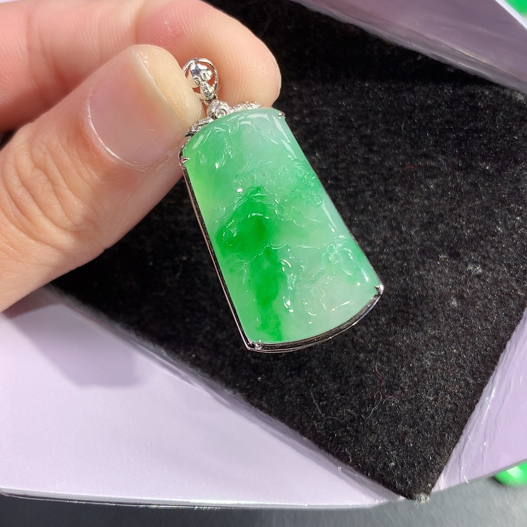 翡翠吊坠(赠链)18K金镶嵌