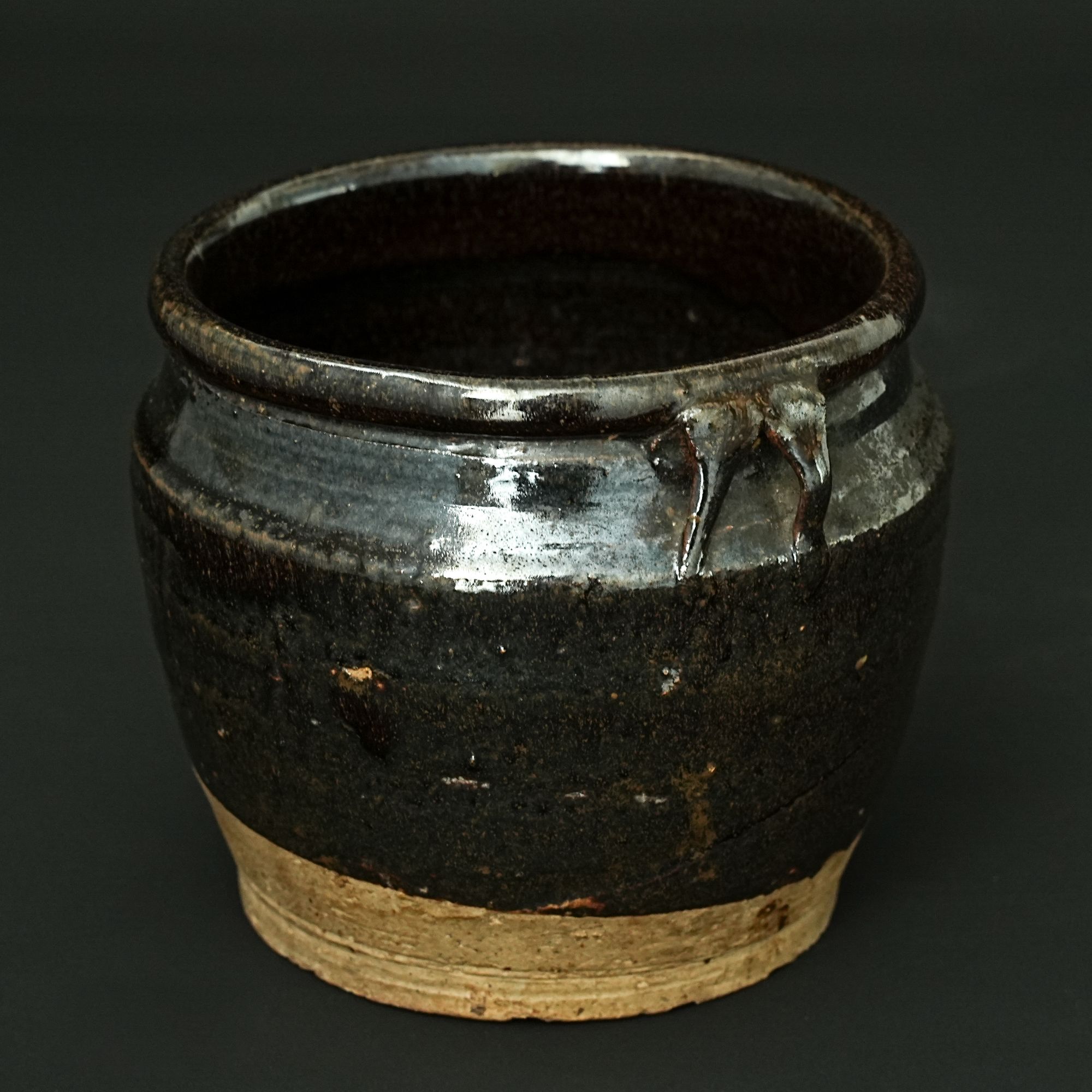 寿州窑黑釉双耳罐