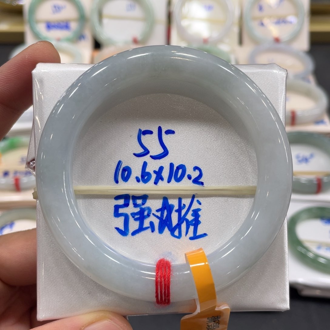 翡翠手镯未镶嵌翡翠手镯