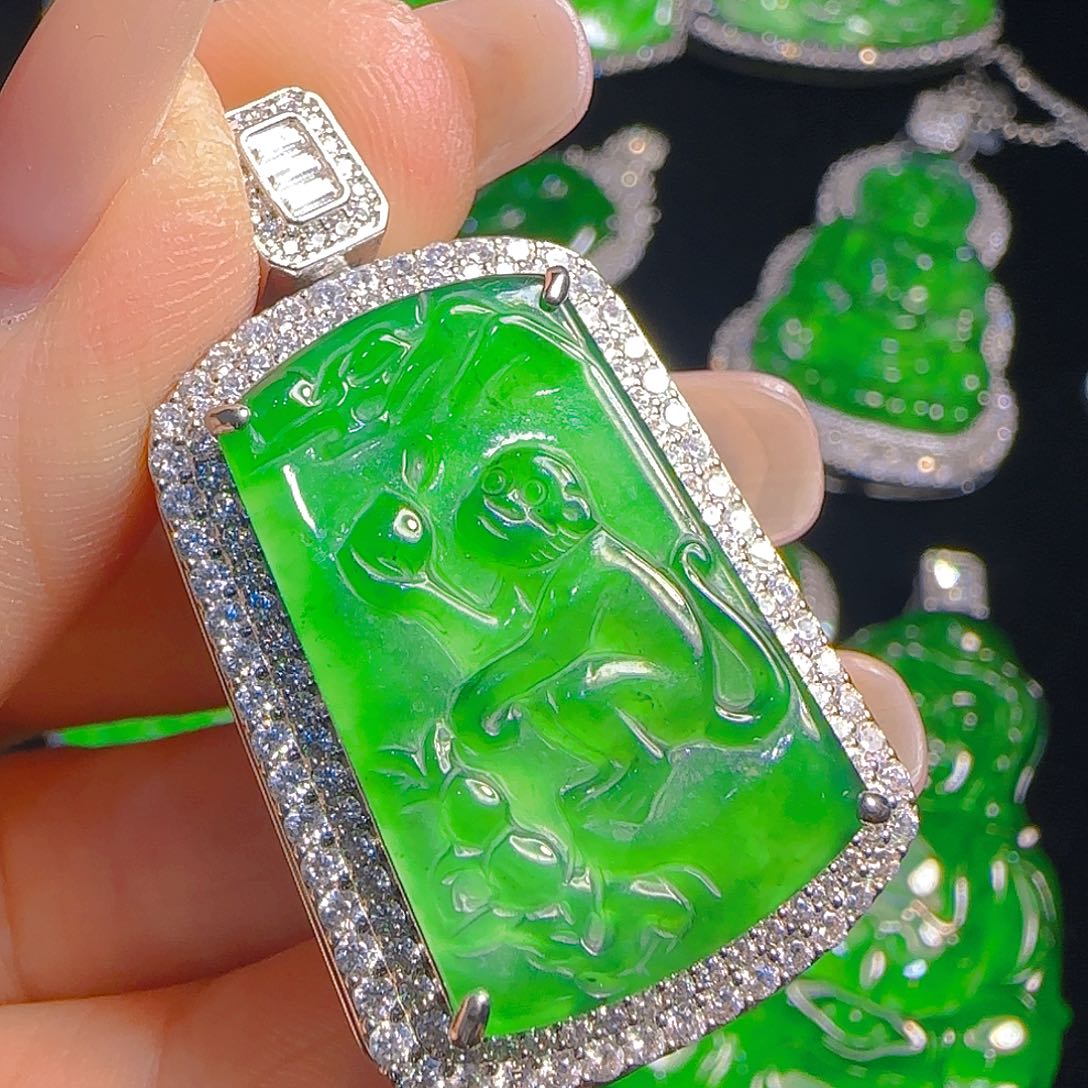 翡翠吊坠(赠链)未镶嵌