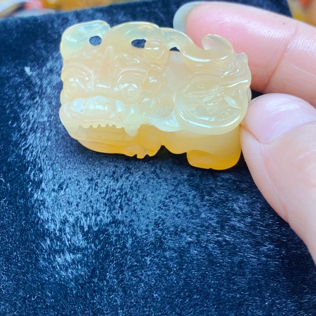 未镶嵌石英质玉（黄龙玉）颈饰