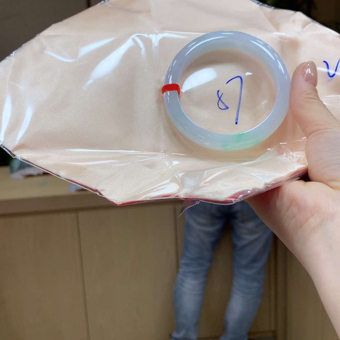 翡翠手镯未镶嵌不退不换