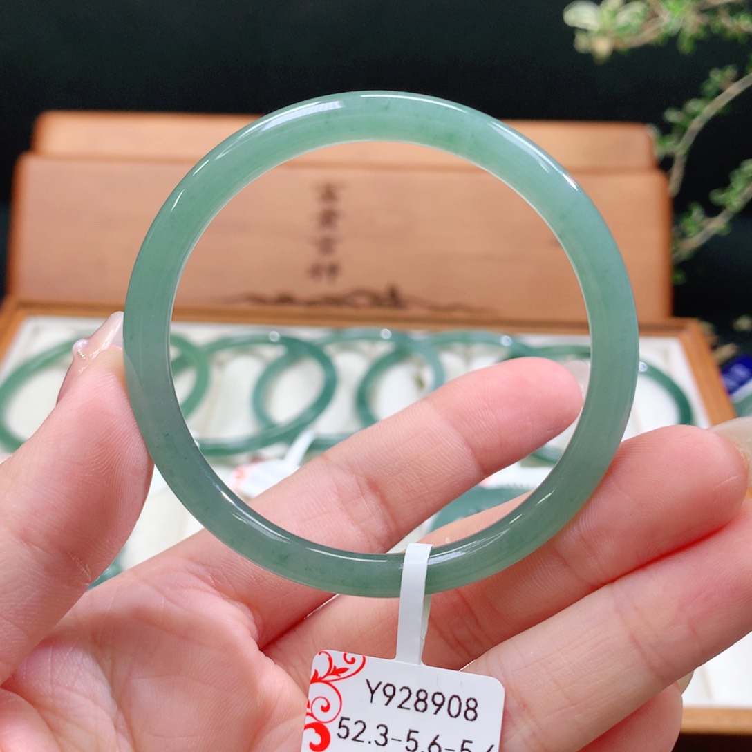 翡翠手镯未镶嵌天然