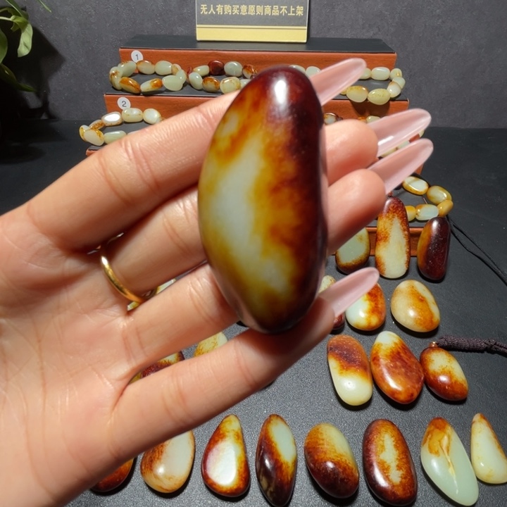 蝴***）和田玉未镶嵌颈饰