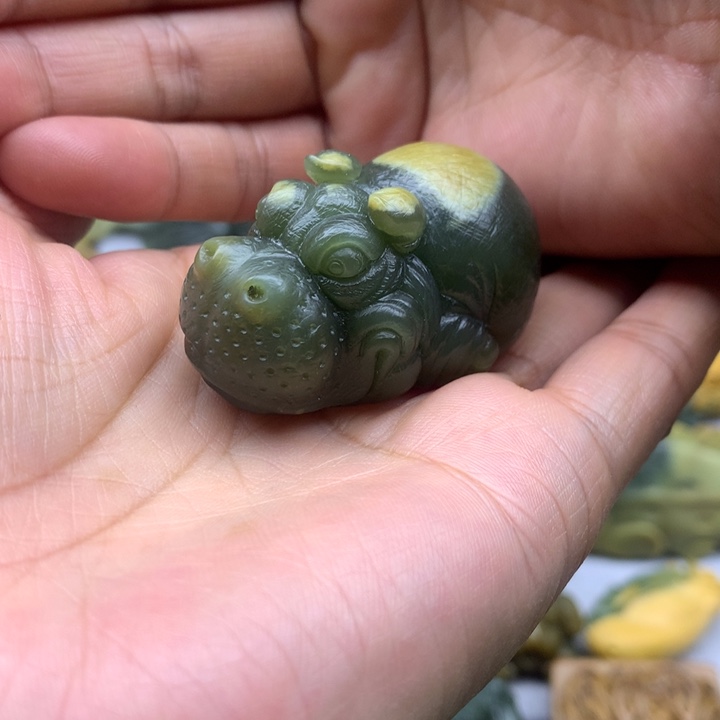 【闪购商品】透闪石质玉手把未镶嵌流*兔