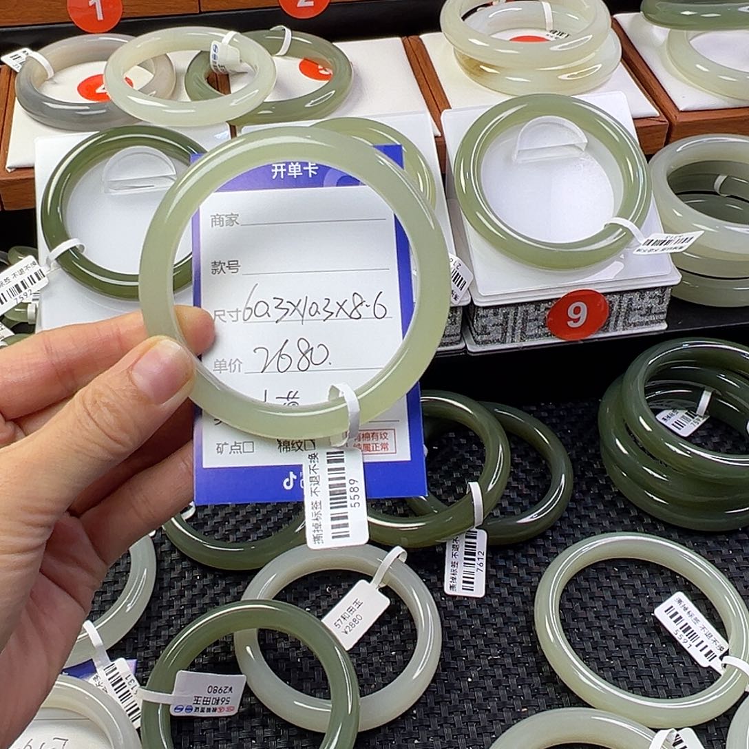 小***醋和田玉未镶嵌手镯