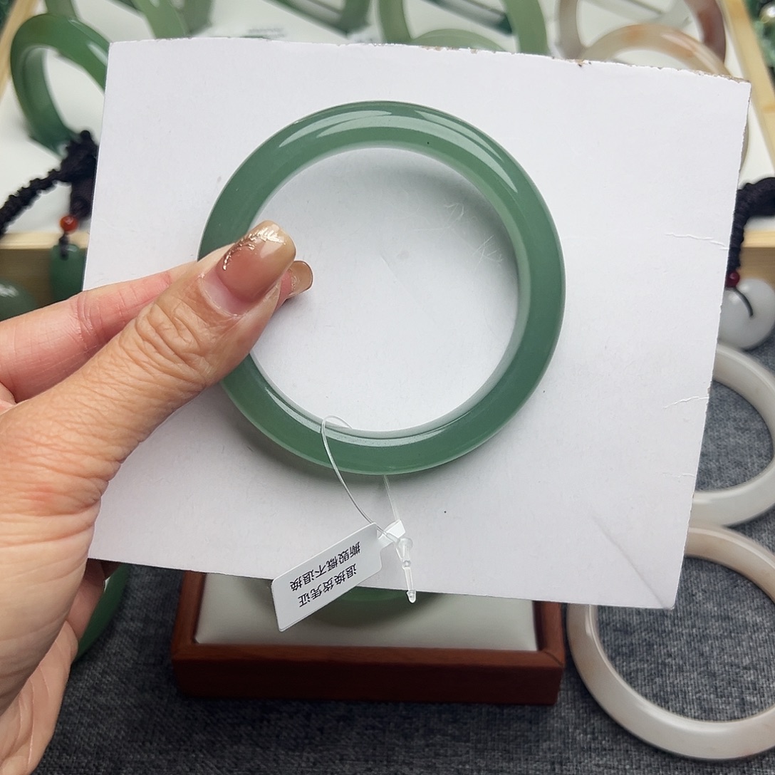 悠***草东陵石未镶嵌手镯