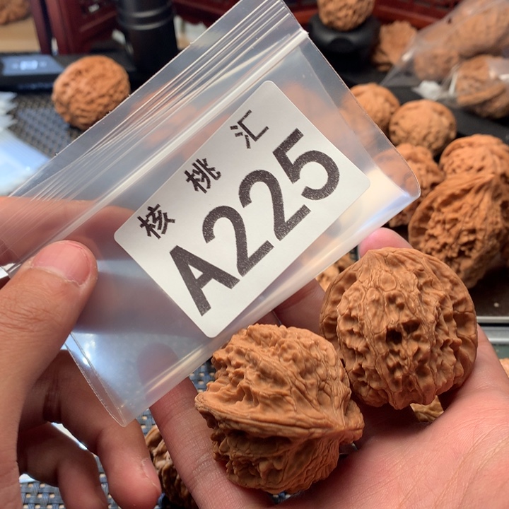 文玩核桃吊坠野牛