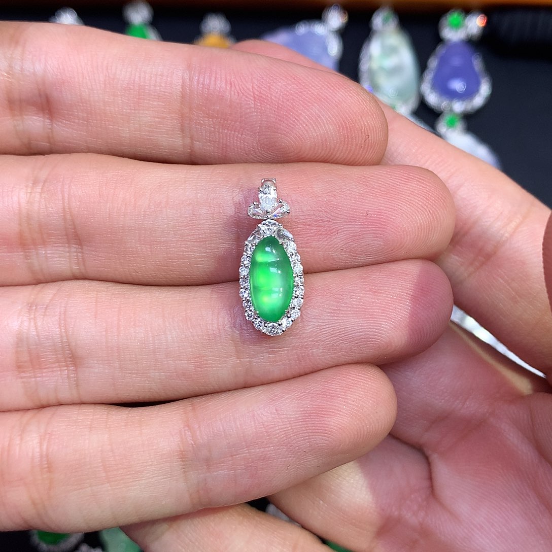 翡翠18K金镶嵌吊坠(不含链)木纳炸光豆子