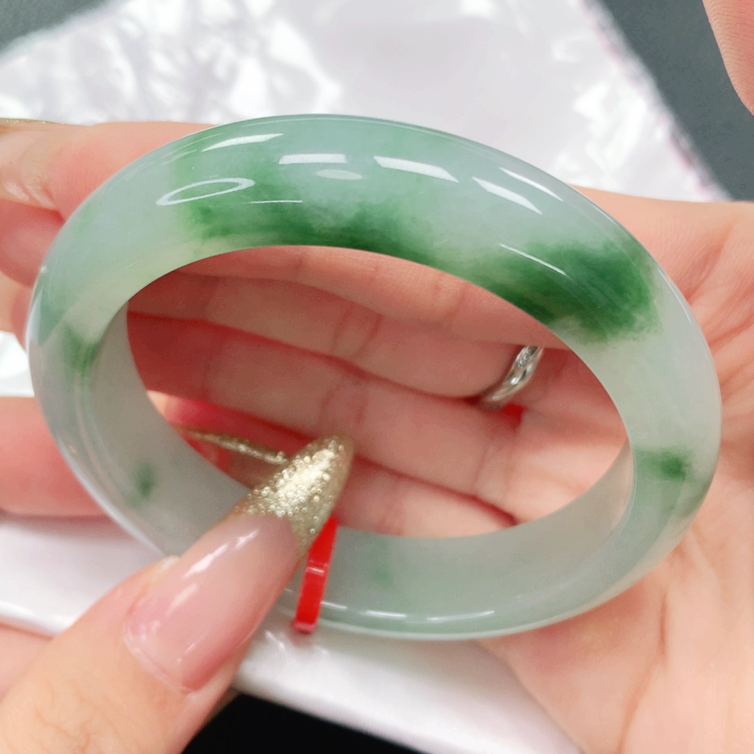 翡翠手镯未镶嵌52圈