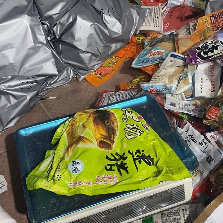 黑坑速猎饵料随机发一包过期的介意不拍