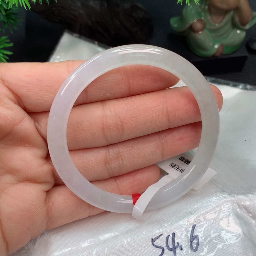 翡翠手镯未镶嵌…………