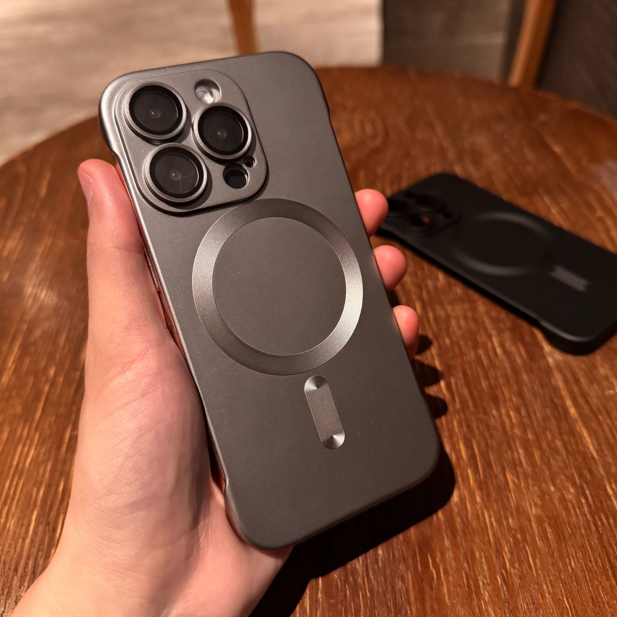 适用苹果16Pro手机壳iphone15Plus磁吸无边框外壳14高端壳散热13