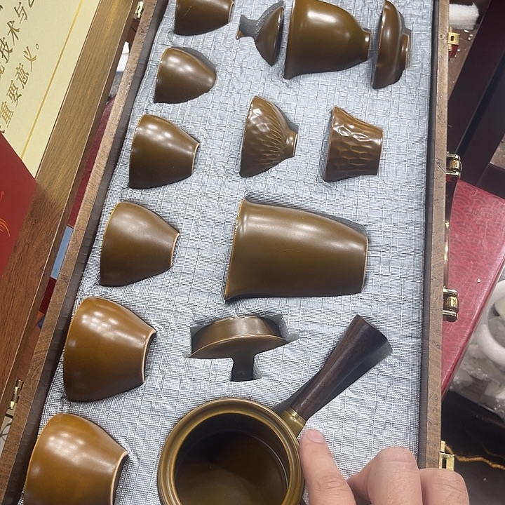 孤品茶具套装等。        